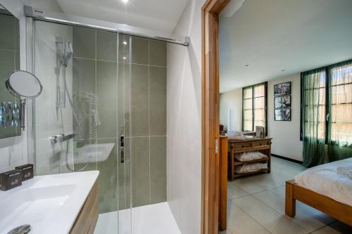 Salle de bains dans l'établissement Urban Getaway Maillol Suite in the Center with Free Wifi