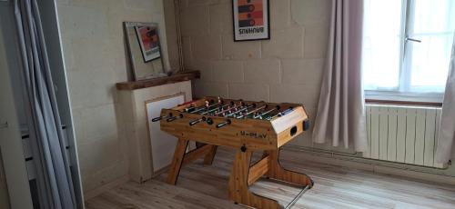 a wooden table with weapons in a room at Maison Cosy Saumur in Saumur