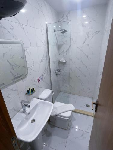 Ένα μπάνιο στο prince pyramids & sphinx stay