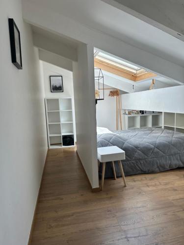 - une chambre avec des lits superposés et un canapé dans l'établissement L'Aire des montagnes, à Bolquère-Pyrénées 2000