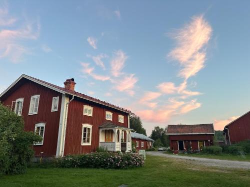 a red house and a barn with a sky at Solberg Inn 