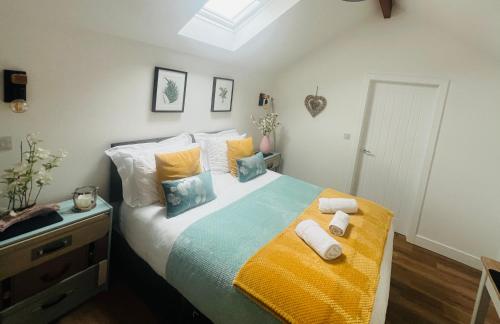 une chambre avec un lit avec des serviettes dessus dans l'établissement 200 yr old Barn Conversion ,Near Carlisle, the Borders and the North Pennines in peaceful village location, à Castle Carrock
