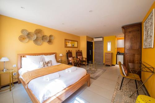 Un ou plusieurs lits dans un hébergement de l'établissement Urban Getaway Maillol Suite in the Center with Free Wifi