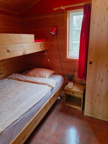 a bedroom with a bunk bed and a window at Retreat Øklandsnes in Tjernagel