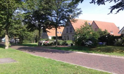 une route en briques devant une maison dans l'établissement Oans Thuus, à Ballum