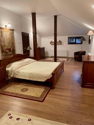 a bedroom with a large bed in a room at Le Bon Choix in Tohani