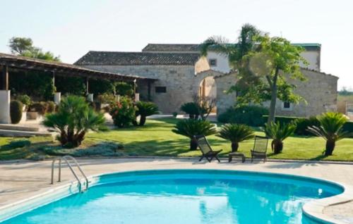 een zwembad voor een huis bij Torre Dantona Country Suites in Pozzallo