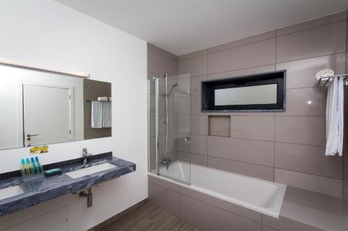 Ванная комната в Mareta Beach House - Boutique Residence