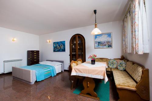 ein Wohnzimmer mit einem Bett und einem Tisch in der Unterkunft Apartment Dolores in Opatija