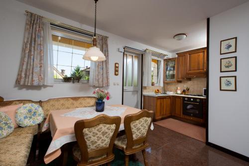 eine Küche und ein Esszimmer mit einem Tisch und Stühlen in der Unterkunft Apartment Dolores in Opatija