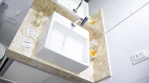 a bathroom with a sink on a counter at Sensacional flat no Mardisa Design in Tambaú