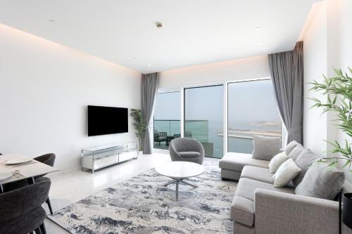 Beachfront 2BR with Maids Room One JBR Sea Palm Ain Atlantis Views