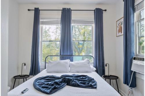 Postel nebo postele na pokoji v ubytování Glorius Amazing 2BR1BA Stay Near Lively Downtown