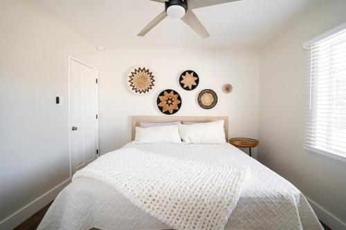 Ένα ή περισσότερα κρεβάτια σε δωμάτιο στο Family Friendly Home by Downtown with 3 Beds