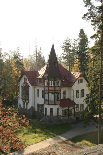 a large white house with a red roof at Penzión Teniscentrum in Tatranská Lomnica