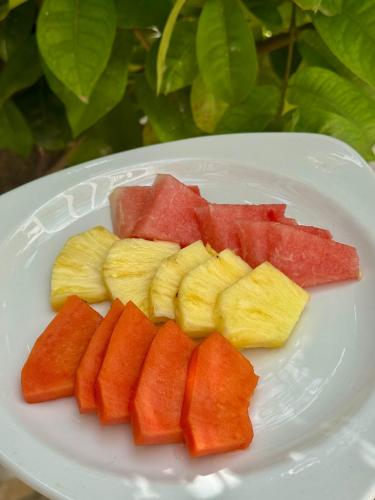 プラヤ・デル・カルメンにあるIllusion Boutique "Near Beach"の白皿に果物・野菜を盛り付けて