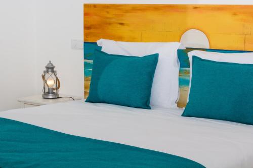 Ένα ή περισσότερα κρεβάτια σε δωμάτιο στο Mareta Beach House - Boutique Residence