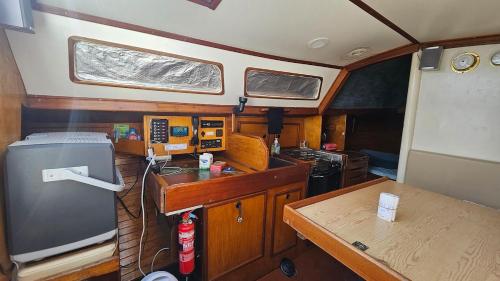 Una cocina en un barco con una estufa y un mostrador. en Lisbon Barco Classic 25 Expo, en Lisboa