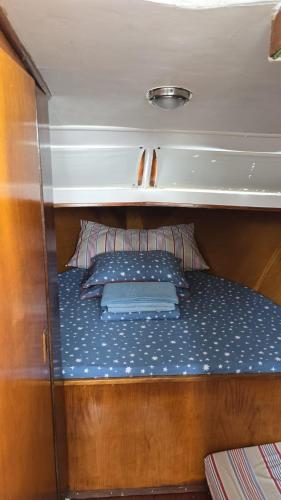 a bunk bed in the back of a boat at Lisboa Barco Corleone in Lisbon