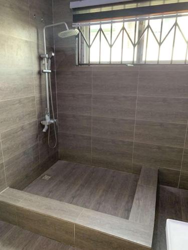Bilik mandi di Luxury Retreat Pool Good for Groups Cape Coast