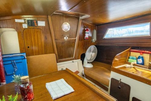 a small room with a table and a kitchen at Lisboa Barco Dalida in Lisbon