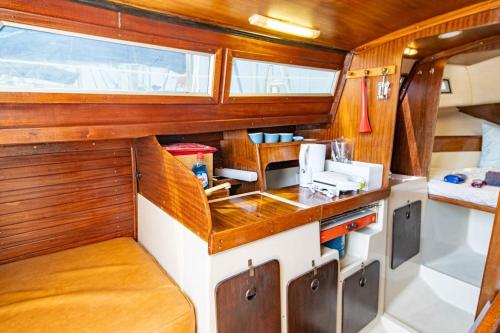 リスボンにあるLisboa Barco Dalidaの内向きのキッチンが備わる