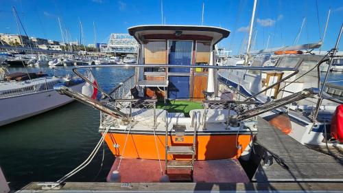 a boat is docked at a dock with other boats at Lisbon Boat Speedboat G44 in Lisbon