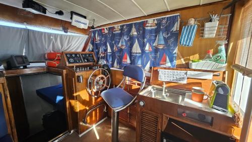 una autocaravana con un escritorio y un volante en Lisbon Boat Speedboat G44, en Lisboa