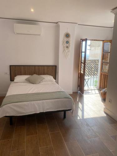 a bedroom with a bed and a door to a patio at Villa Nazarí a un paso de la Alhambra in Granada