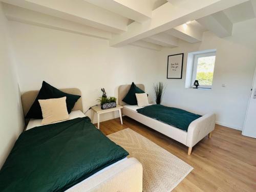 a bedroom with two beds and a window at Sehr gut ausgestattetes Einfamilienhaus in Hochspeyer