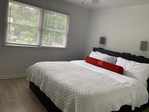 Ένα ή περισσότερα κρεβάτια σε δωμάτιο στο quiet 2 bedroom with fence and fire pit