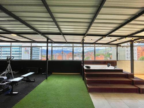a large room with a bed and a green carpet at Loft Boutique Rooftop I Gym I Laureles I MedView in Medellín