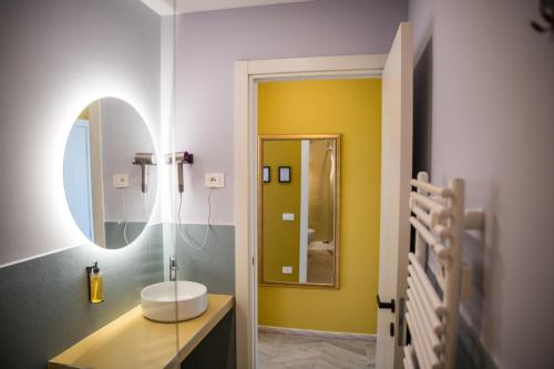 a bathroom with a sink and a mirror at Show MI Rooms Milano - San Siro Stadio - Ippodromo - Rho Fiera in Milan
