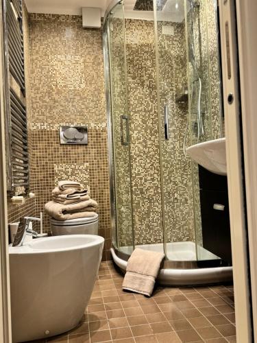 ein Badezimmer mit Dusche, Toilette und Waschbecken in der Unterkunft Brera Sustainable Asset - BSA in Mailand
