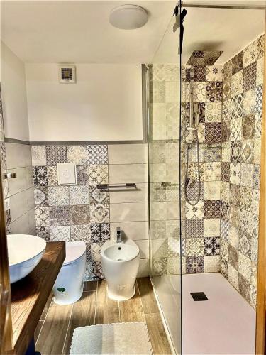 un bagno con wc, lavandino e doccia di Casa Kevisco a Roma