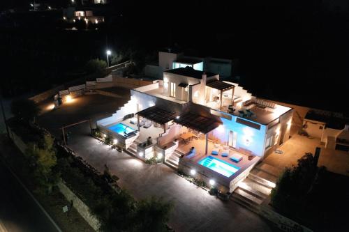 una vista aérea de una casa por la noche con luces en thEros - apartment 1, en Parikia