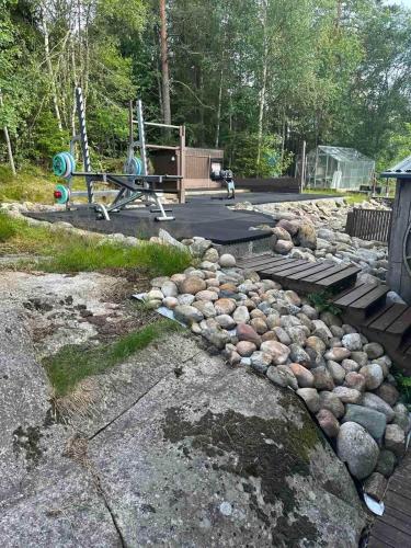 Zona de juegos infantil en Mysigt boende med bastu och kamin