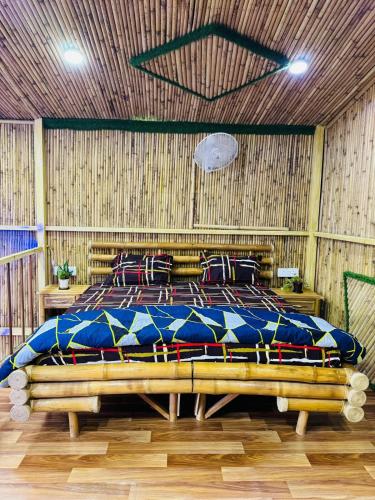 Ένα ή περισσότερα κρεβάτια σε δωμάτιο στο Euphoria Stays-A Bamboo House