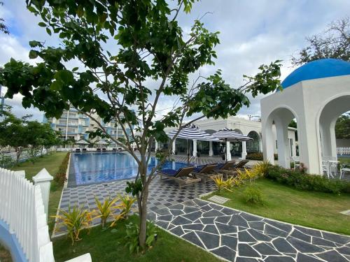 una villa con piscina y una casa en Santorini Meraki Villas, en Negombo
