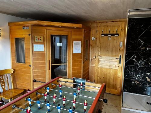 Η αίθουσα παιχνιδιών του Chalet entier, vue panoramique, ruisseau et sauna.