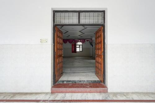 La fachada o entrada de Hotel O Chandra banquets