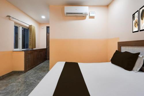 Una cama o camas en una habitación de Hotel O Chandra banquets