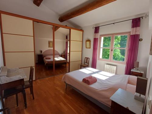Postel nebo postele na pokoji v ubytování La Boissetane, maison provençale avec piscine et jardin, au pied du Luberon