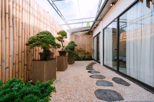 une cour avec des potiers dans un bâtiment dans l'établissement Minh Anh Apartment 3, à Thôn An Hòa