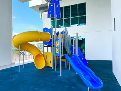 Zona de juegos infantil en Bay Suites市中心山景 宽敞 悬空泳池 随订随住