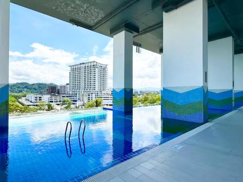 La alberca dentro o cerca de Bay Suites市中心山景 宽敞 悬空泳池 随订随住