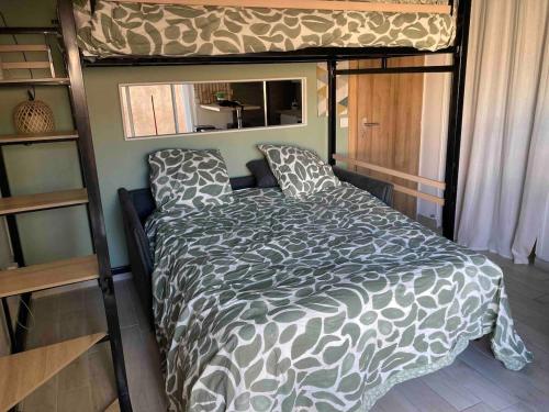 una camera con un letto e un letto a castello di Les Alizes Apartment Beachfront a Carry-le-Rouet