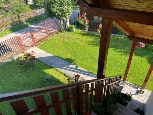 an aerial view of a yard with a fence at Apartman Mira in Kremna