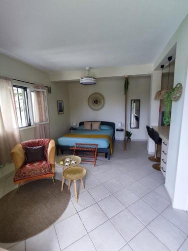 una sala de estar con una cama y un sofá en Sal Casa BEACH, en Santa Maria