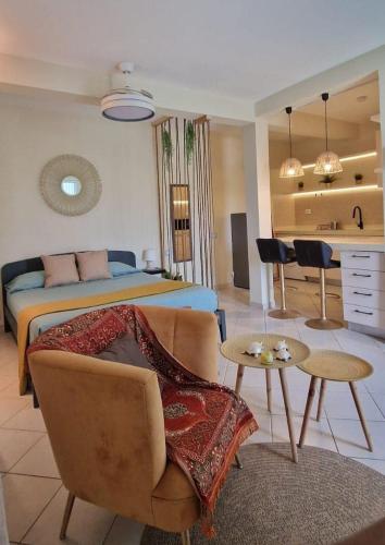 Un dormitorio con una cama y una sala de estar. en Sal Casa BEACH, en Santa Maria